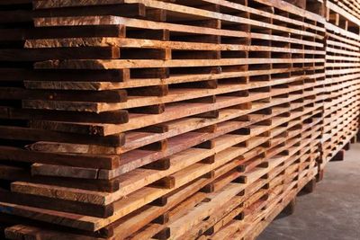 紅木家具為何名貴？古老工藝與科學(xué)流程功不可沒(méi)